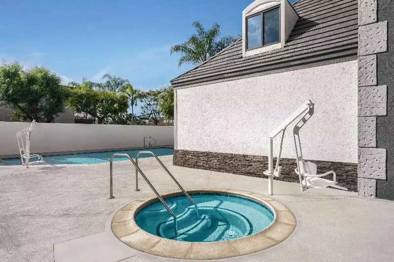 酒店 Ramada By Wyndham Anaheim Convention Center