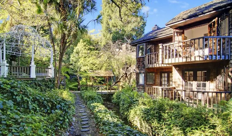 فندق Babbling Brook Inn