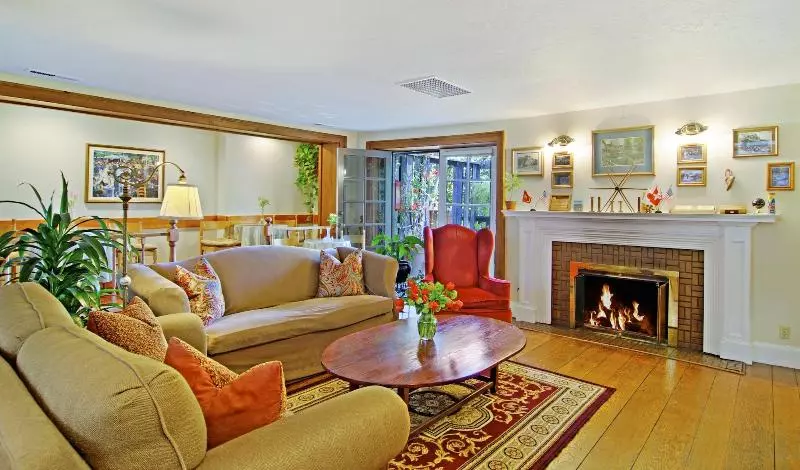 فندق Babbling Brook Inn