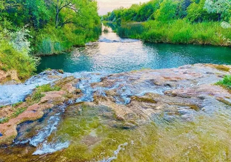 בית מלון כפרי Americas Best Value Inn By The River Hot Springs