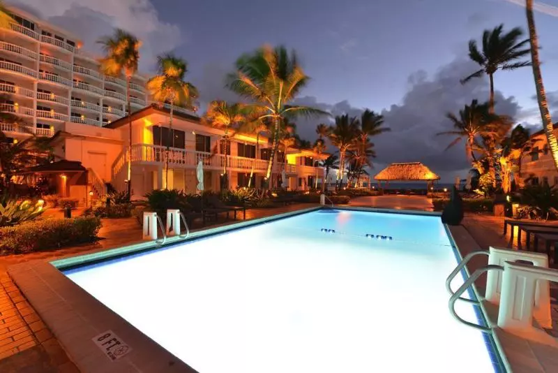 Отель Beachcomber Resort & Club