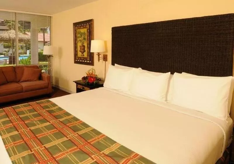 Отель Beachcomber Resort & Club