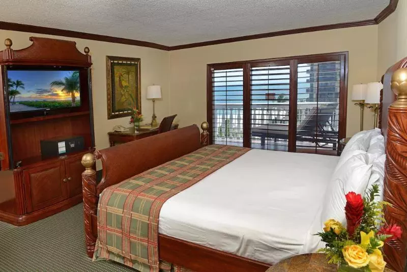 Отель Beachcomber Resort & Club