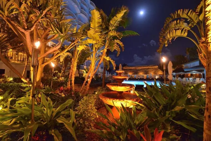 Отель Beachcomber Resort & Club