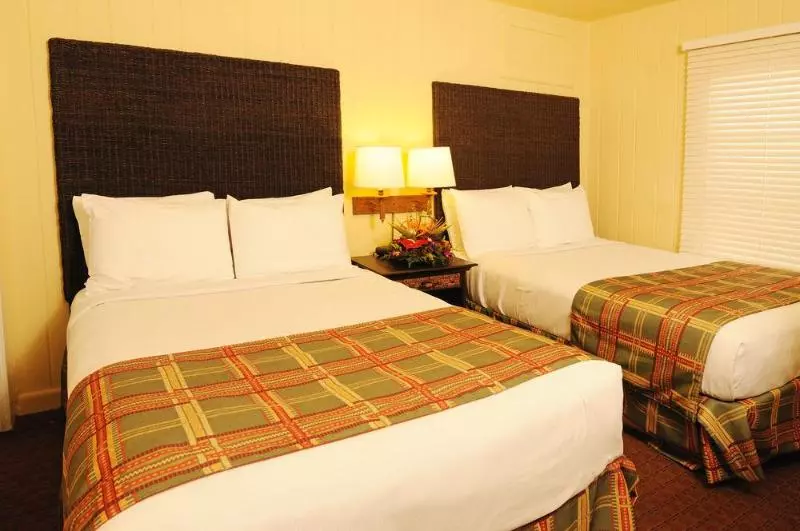 Отель Beachcomber Resort & Club