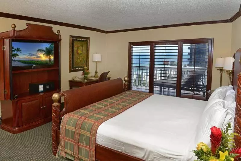 Отель Beachcomber Resort & Club