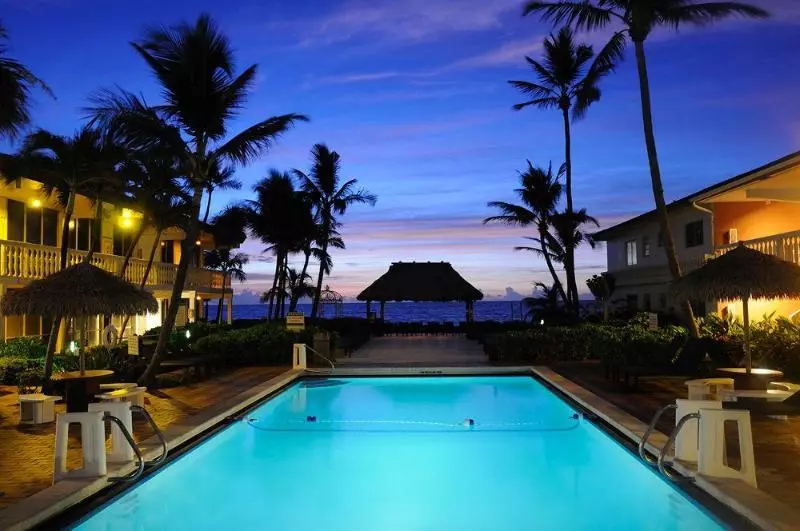 Отель Beachcomber Resort & Club