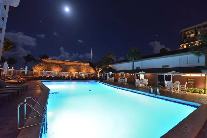 Отель Beachcomber Resort & Club