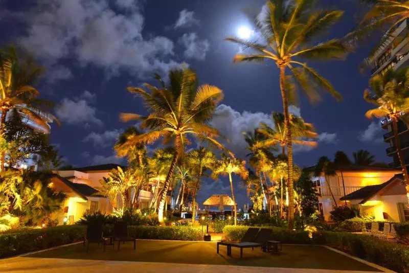 Отель Beachcomber Resort & Club