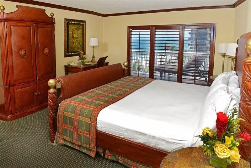 Отель Beachcomber Resort & Club