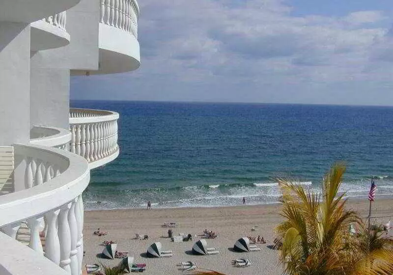 Отель Beachcomber Resort & Club