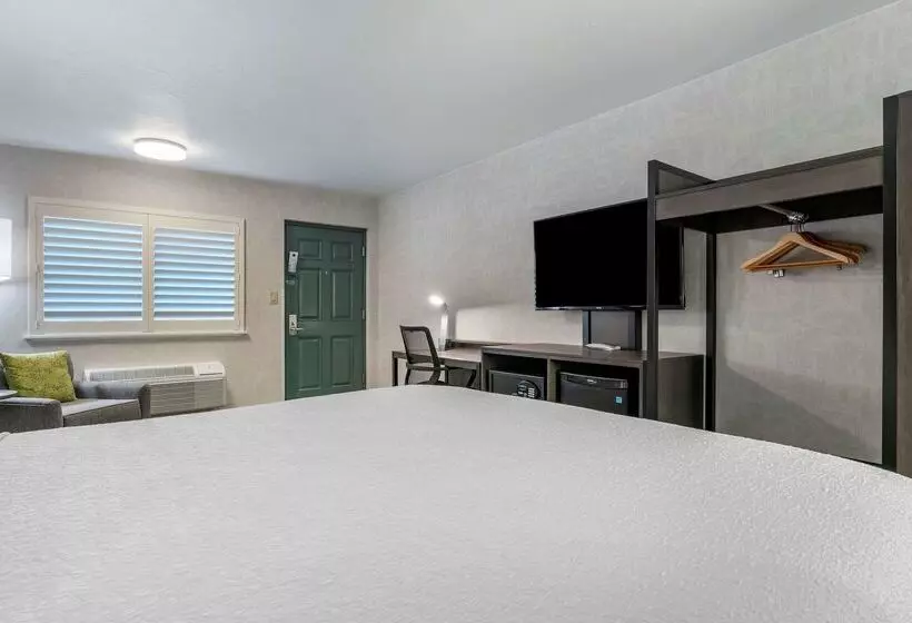 בית מלון כפרי Best Western Plus Hilltop Inn