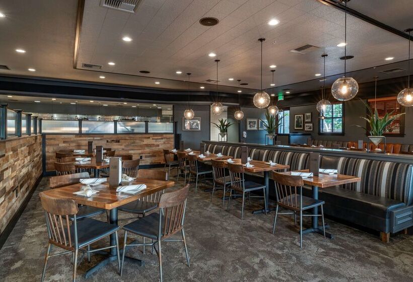 هتل Best Western Plus Hilltop Inn