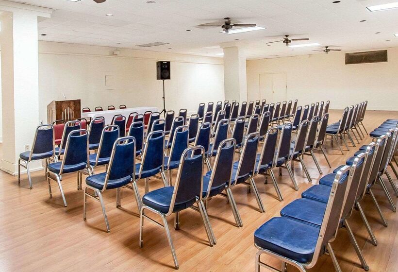 בית מלון כפרי Clarion Inn & Suites University Center