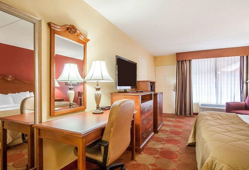 בית מלון כפרי Clarion Inn & Suites University Center