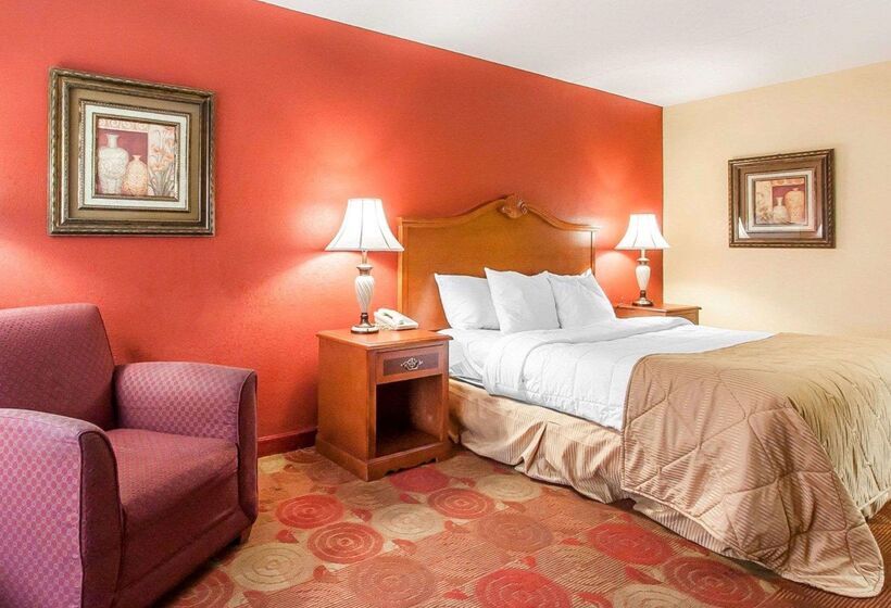 בית מלון כפרי Clarion Inn & Suites University Center