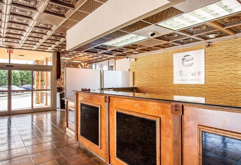 בית מלון כפרי Clarion Inn & Suites University Center