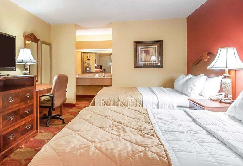 בית מלון כפרי Clarion Inn & Suites University Center