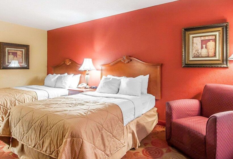 בית מלון כפרי Clarion Inn & Suites University Center