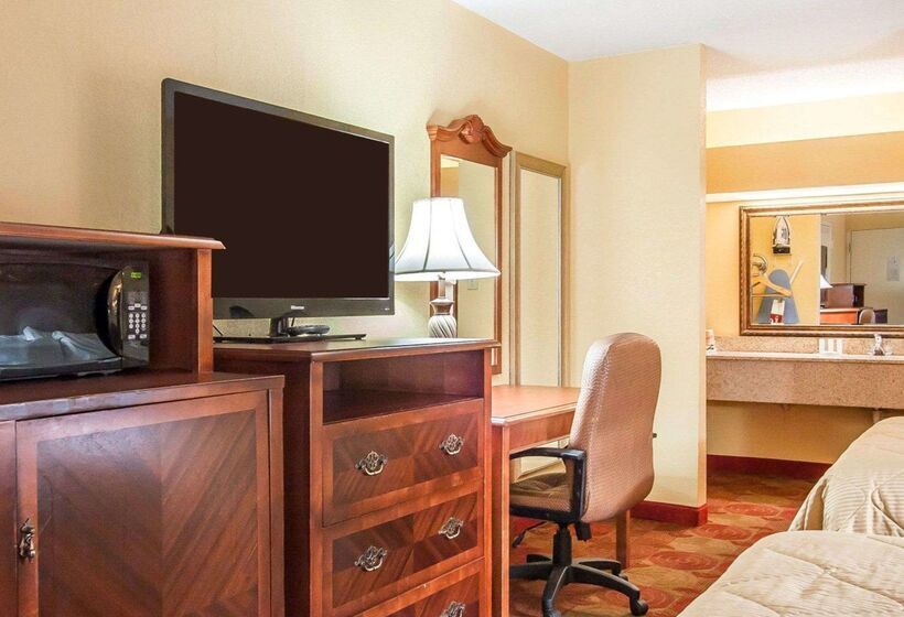 בית מלון כפרי Clarion Inn & Suites University Center