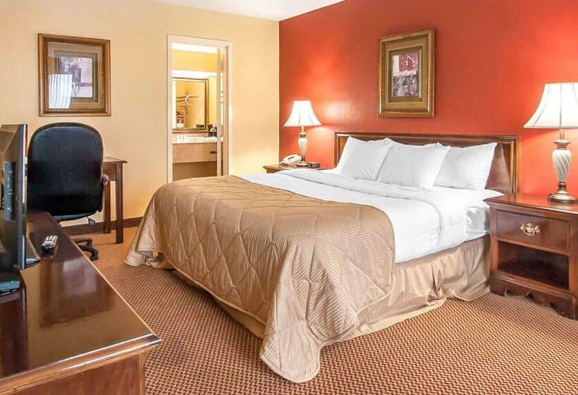 בית מלון כפרי Clarion Inn & Suites University Center