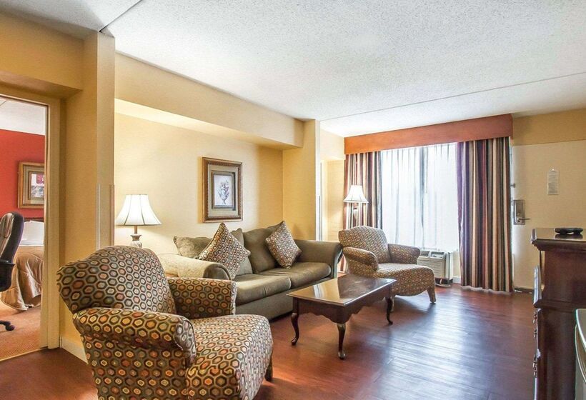 בית מלון כפרי Clarion Inn & Suites University Center