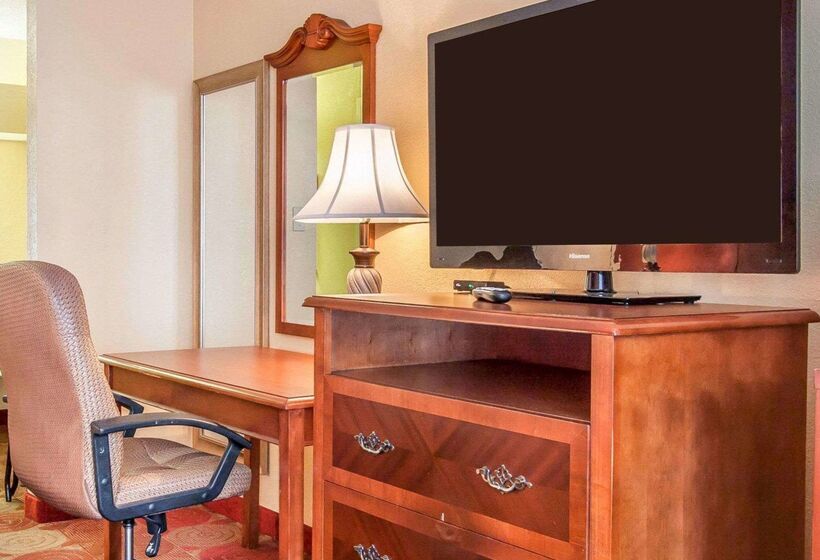 בית מלון כפרי Clarion Inn & Suites University Center