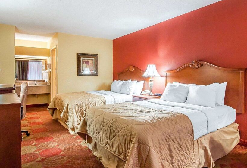 בית מלון כפרי Clarion Inn & Suites University Center