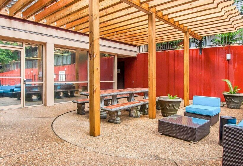 בית מלון כפרי Clarion Inn & Suites University Center