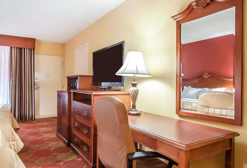 בית מלון כפרי Clarion Inn & Suites University Center