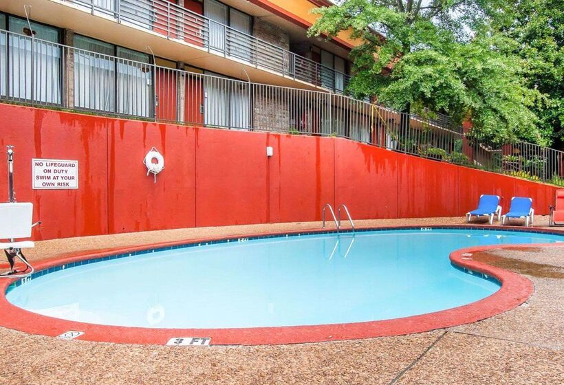 בית מלון כפרי Clarion Inn & Suites University Center