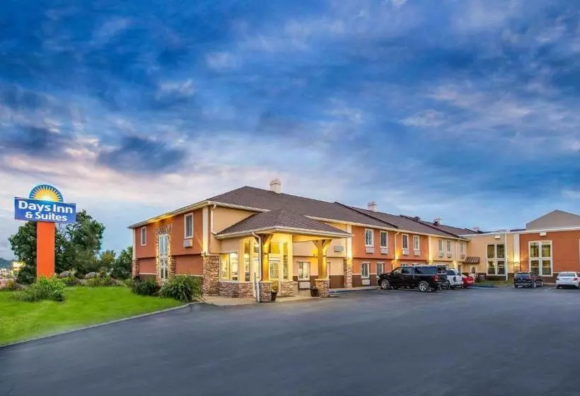 ホテル Days Inn & Suites By Wyndham Coralville / Iowa City