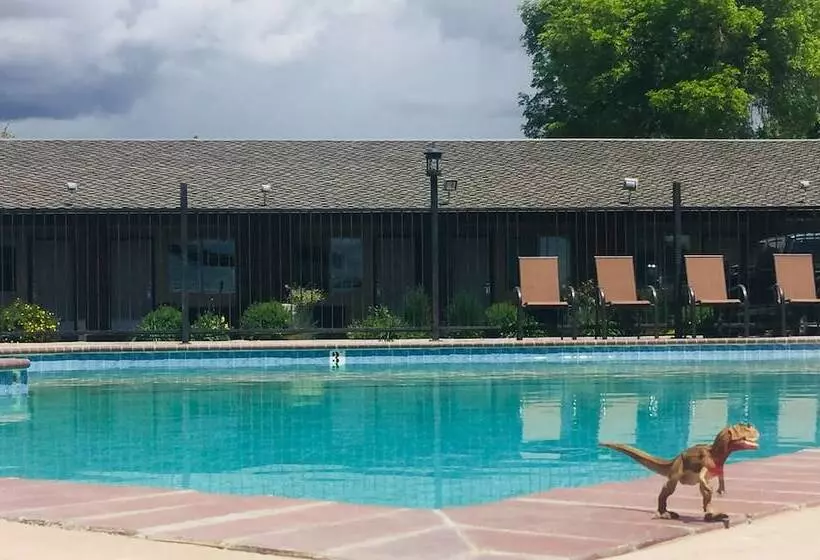 בית מלון כפרי Dinosaur Inn & Suites