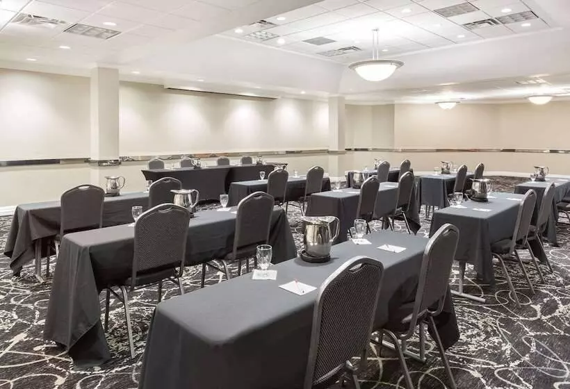 Szálloda Clarion Inn Des Moines Airport