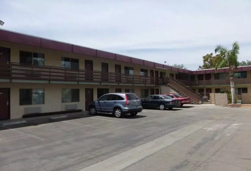 فندق Red Roof Inn Bakersfield