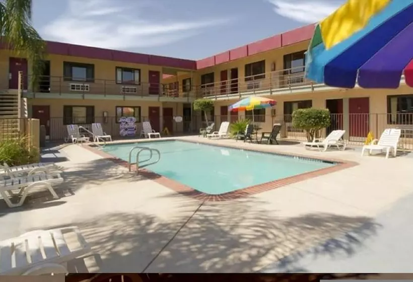 فندق Red Roof Inn Bakersfield