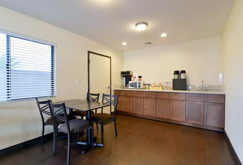 فندق Red Roof Inn Bakersfield