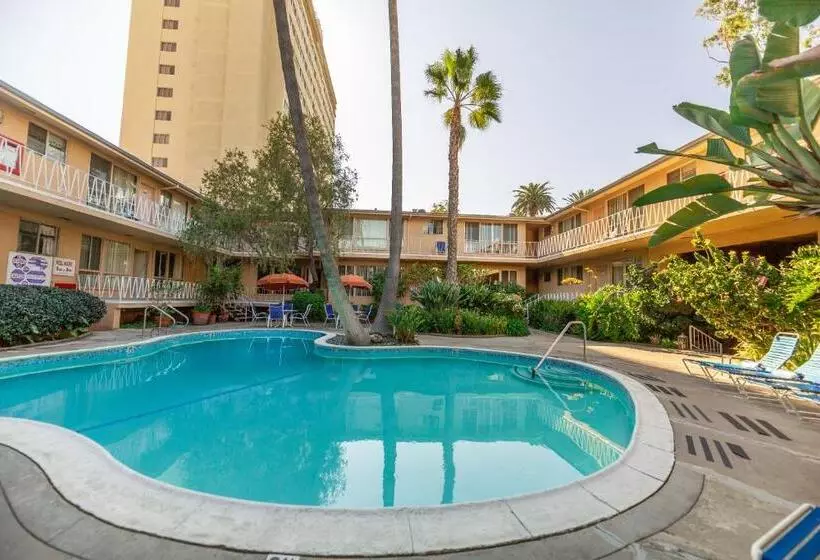 Cal Mar Hotel Suites