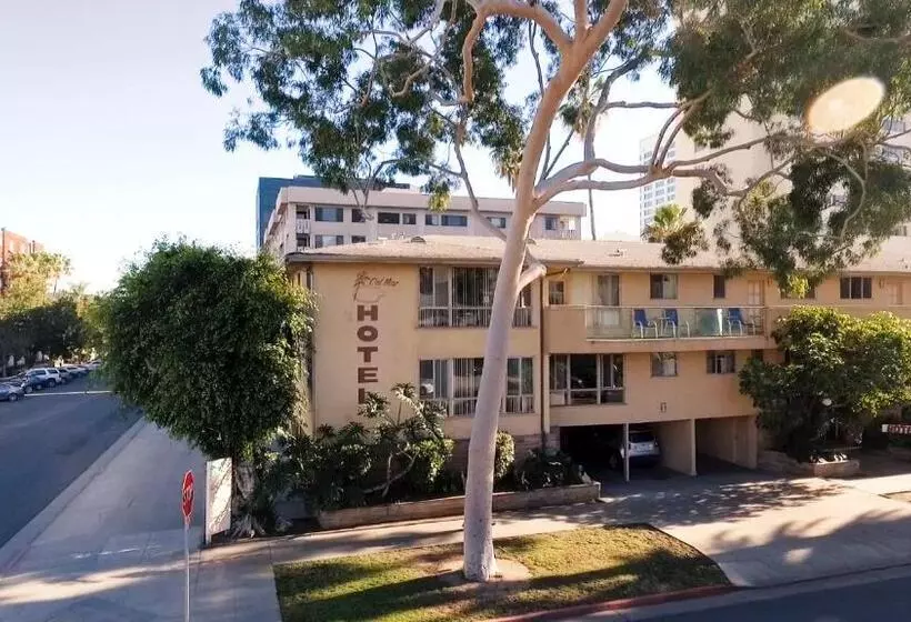 Cal Mar Hotel Suites