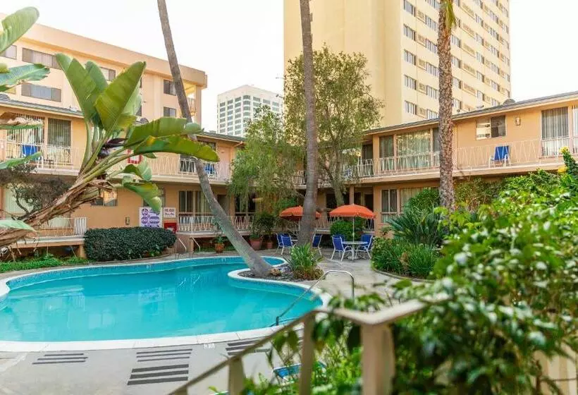 Cal Mar Hotel Suites