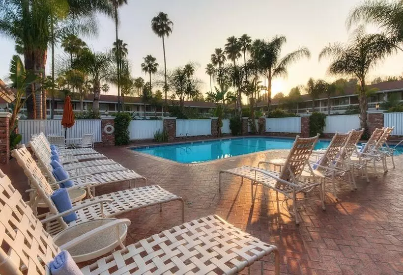 בית מלון כפרי Best Western Plus Carriage Inn