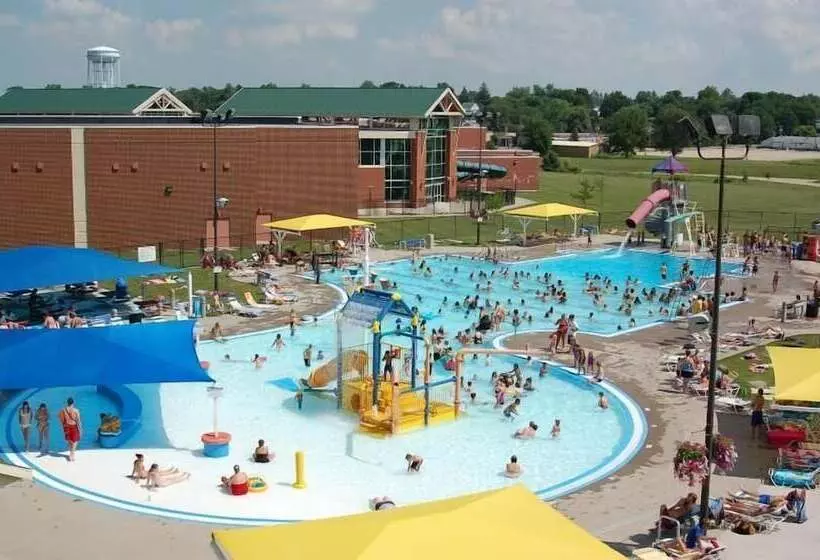 Отель Rock Island Inn & Suites Marshalltown