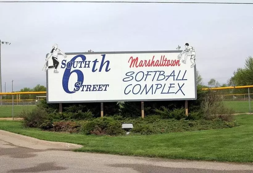 Отель Rock Island Inn & Suites Marshalltown