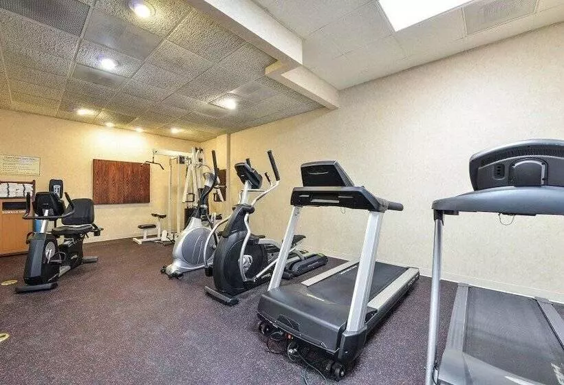 Отель Rock Island Inn & Suites Marshalltown