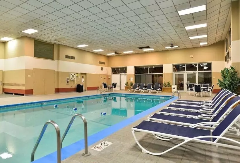 Отель Rock Island Inn & Suites Marshalltown