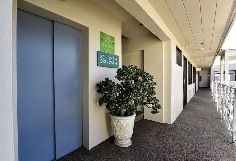 Отель City Center Inn And Suites