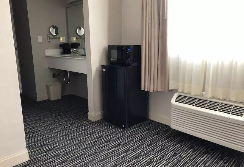 Отель City Center Inn And Suites