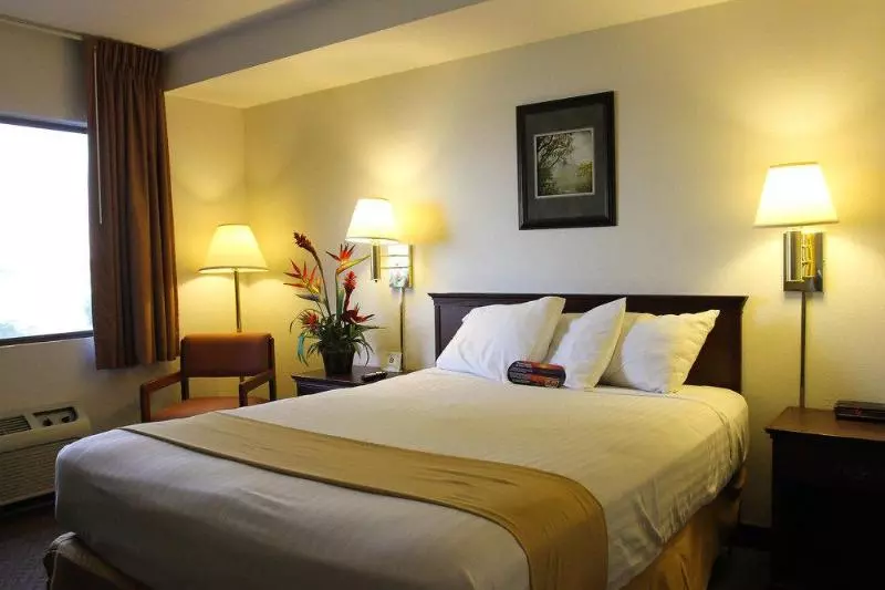 فندق Clover Island Inn