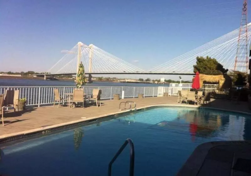 فندق Clover Island Inn