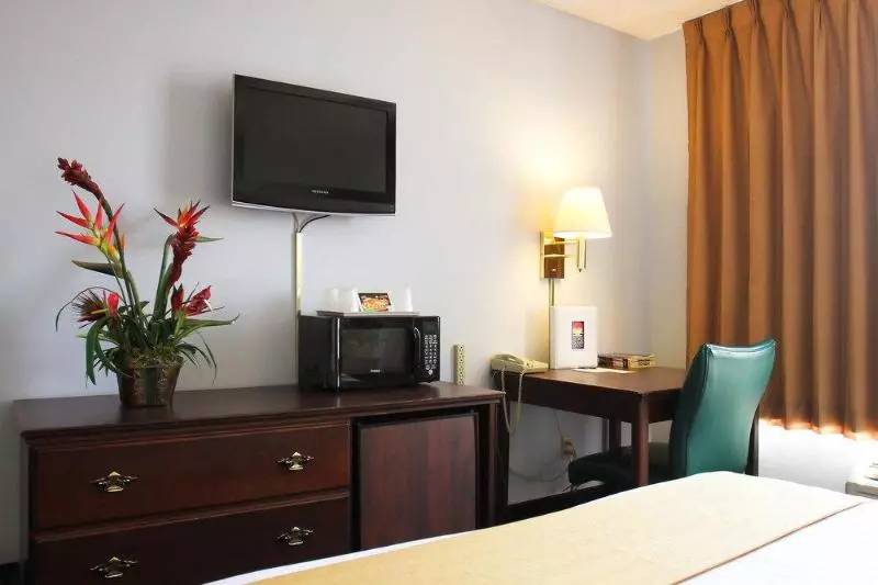 فندق Clover Island Inn